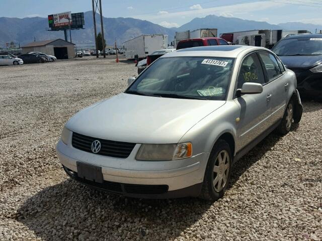 WVWMA23B7YP112661 - 2000 VOLKSWAGEN PASSAT GLS SILVER photo 2