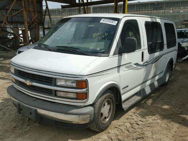 1GBFG15R0Y1100421 - 2000 CHEVROLET EXPRESS G1 WHITE photo 2