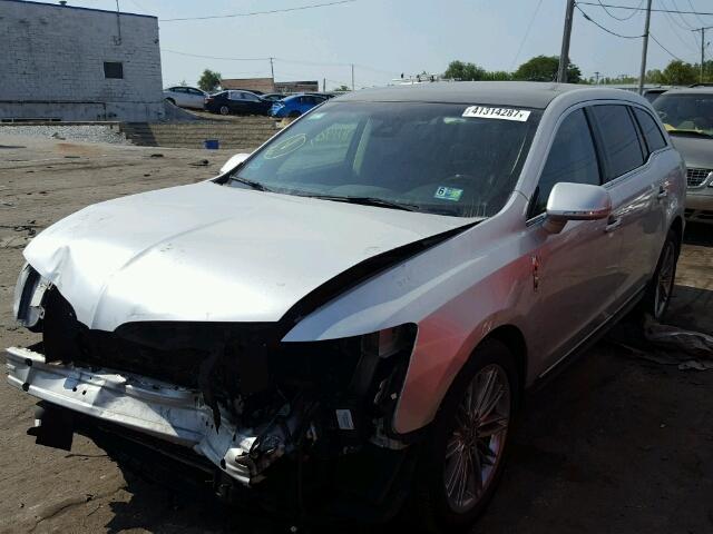 2LMHJ5ATXDBL51587 - 2013 LINCOLN MKT SILVER photo 2