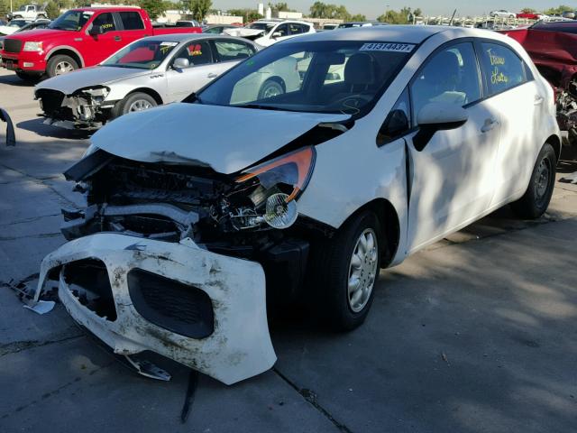 KNADM5A37D6109082 - 2013 KIA RIO WHITE photo 2