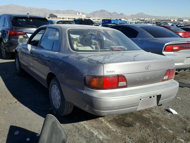 4T1BG12K9TU770876 - 1996 TOYOTA CAMRY DX GRAY photo 3