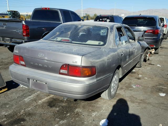 4T1BG12K9TU770876 - 1996 TOYOTA CAMRY DX GRAY photo 4