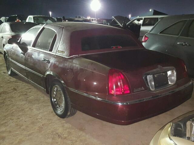 1LNHM82W22Y629086 - 2002 LINCOLN TOWN CAR MAROON photo 3