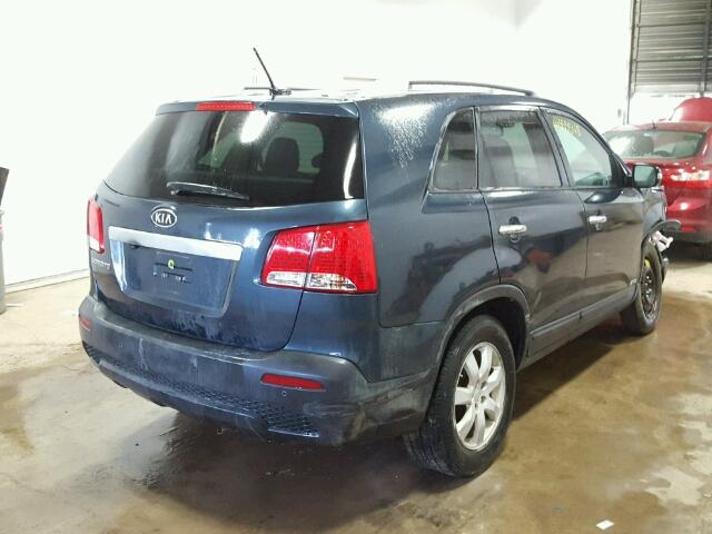 5XYKTDA12BG111581 - 2011 KIA SORENTO BA BLUE photo 4