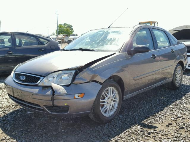 1FAFP34N26W110623 - 2006 FORD FOCUS ZX4 GRAY photo 2