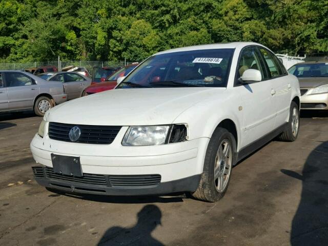 WVWPD23B6YE182622 - 2000 VOLKSWAGEN PASSAT GLX WHITE photo 2