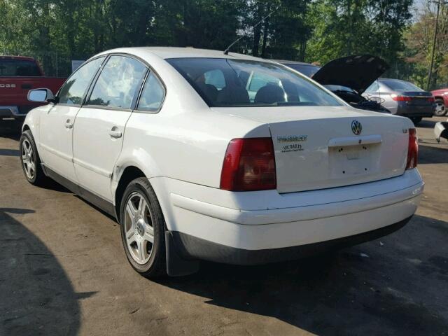 WVWPD23B6YE182622 - 2000 VOLKSWAGEN PASSAT GLX WHITE photo 3