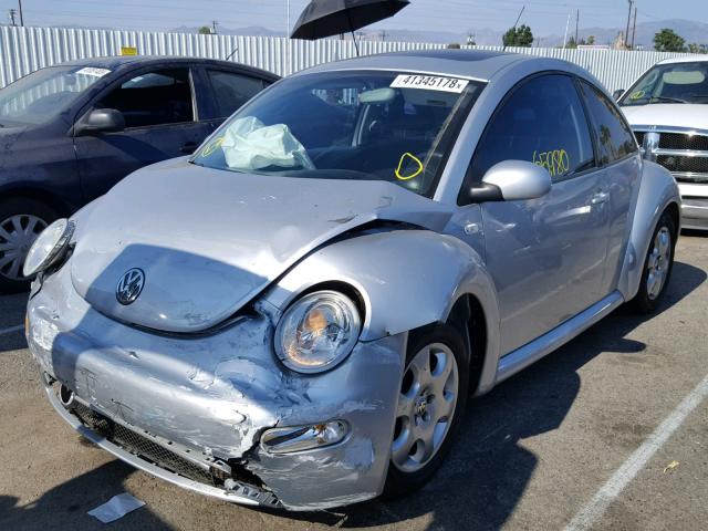 3VWCK21C12M411805 - 2002 VOLKSWAGEN NEW BEETLE 银色 照片 2