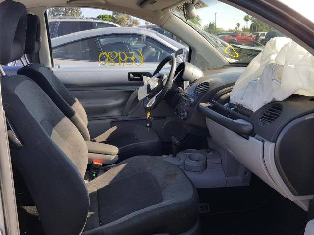 3VWCK21C12M411805 - 2002 VOLKSWAGEN NEW BEETLE 银色 照片 5