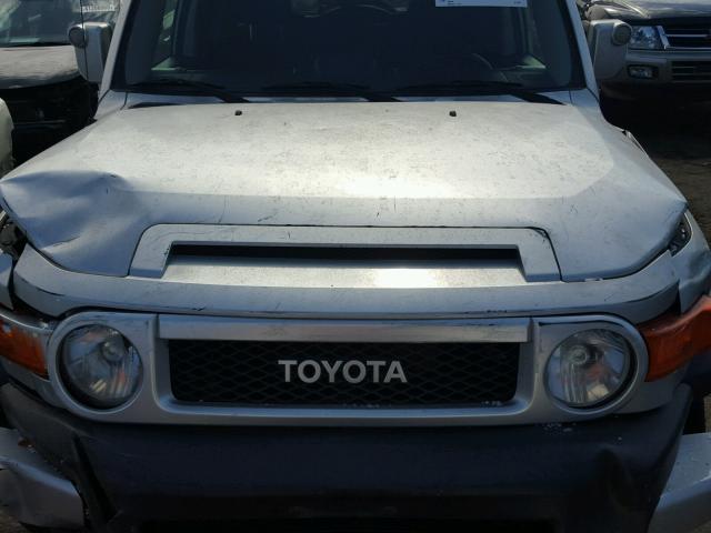 JTEZU11F570005592 - 2007 TOYOTA FJ CRUISER SILVER photo 7