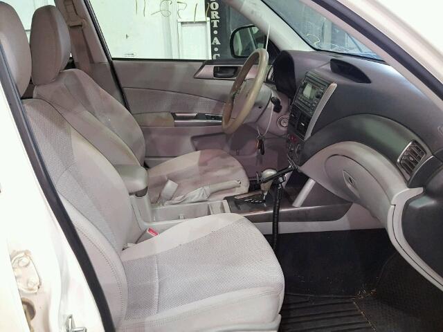 JF2SHAAC5DH434309 - 2013 SUBARU FORESTER 2 WHITE photo 5