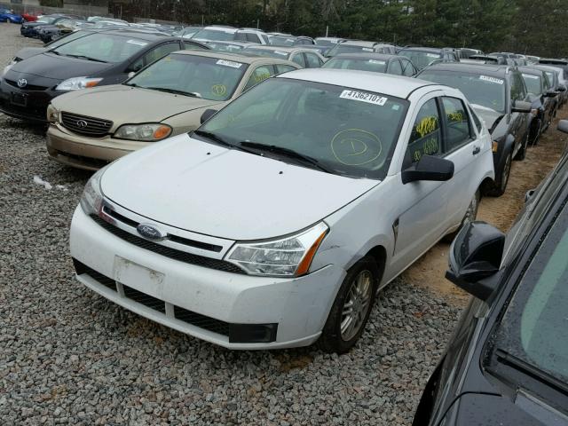 1FAHP35N68W201730 - 2008 FORD FOCUS WHITE photo 2