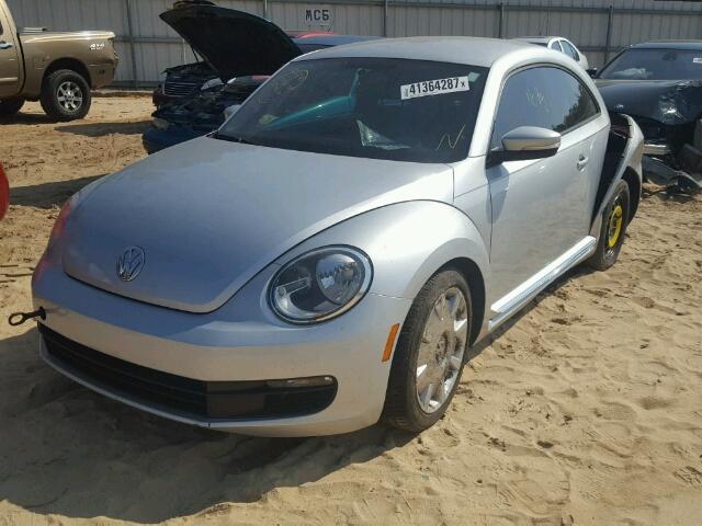 3VWJP7AT8CM603682 - 2012 VOLKSWAGEN BEETLE SILVER photo 2