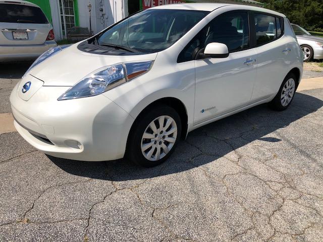 1N4AZ0CP0FC332973 - 2015 NISSAN LEAF S WHITE photo 2