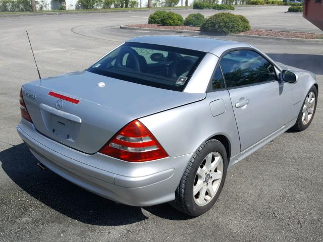 WDBKK49F01F187450 - 2001 MERCEDES-BENZ SLK 230 KO SILVER photo 4