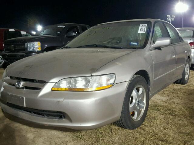 1HGCG1655WA074519 - 1998 HONDA ACCORD SILVER photo 2