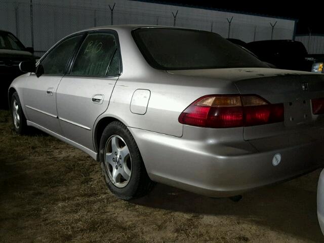 1HGCG1655WA074519 - 1998 HONDA ACCORD SILVER photo 3