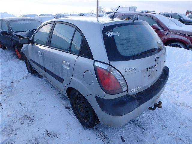 KNADE163166176228 - 2006 KIA RIO 5 GRAY photo 3