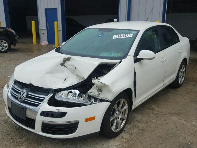 3VWJZ71K68M079070 - 2008 VOLKSWAGEN JETTA WHITE photo 2