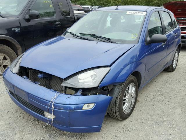 3FAFP37Z24R110166 - 2004 FORD FOCUS ZX5 BLUE photo 2