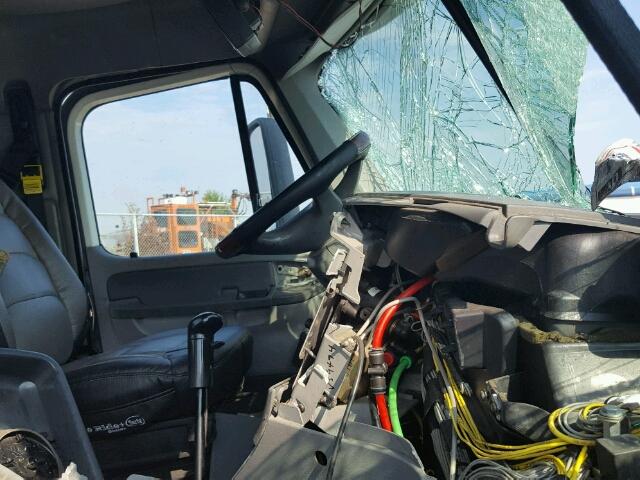 1FUBA5CG56LV59474 - 2006 FREIGHTLINER CONVENTION WHITE photo 5