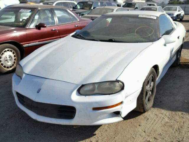 2G1FP22K612117722 - 2001 CHEVROLET CAMARO WHITE photo 2