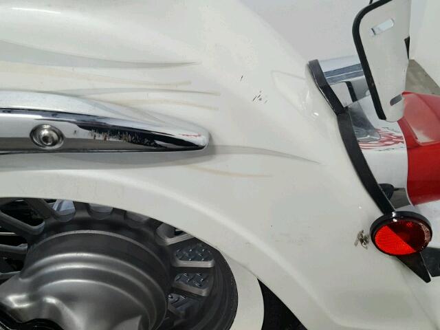 JS1VS55A362115617 - 2006 SUZUKI C50 WHITE photo 15