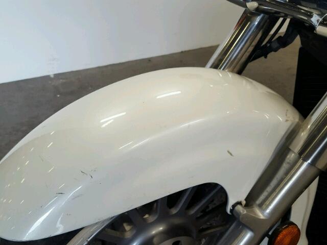 JS1VS55A362115617 - 2006 SUZUKI C50 WHITE photo 9