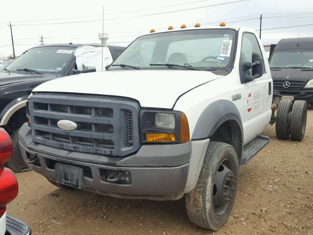 1FDXF46P07EB22519 - 2007 FORD F450 SUPER WHITE photo 2