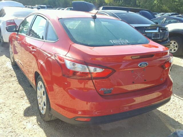 1FAHP3F28CL239099 - 2012 FORD FOCUS RED photo 3