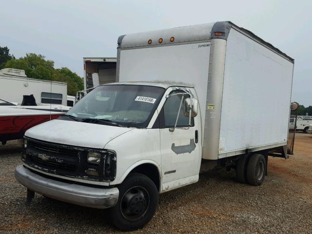 1GBHG31R511109275 - 2001 CHEVROLET EXPRESS CU WHITE photo 2