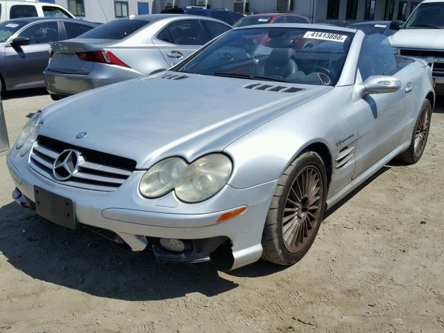 WDBSK74F46F117093 - 2006 MERCEDES-BENZ SL 55 AMG SILVER photo 2