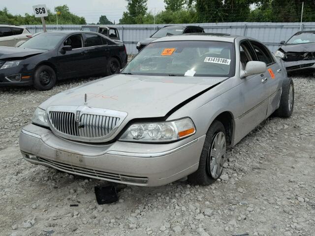 1LNHM83W93Y631739 - 2003 LINCOLN TOWN CAR C SILVER photo 2