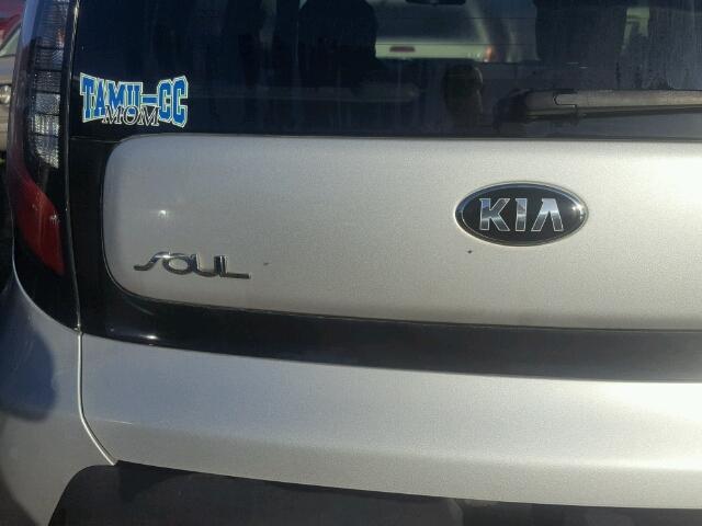 KNDJN2A22F7817391 - 2015 KIA SOUL SILVER photo 9