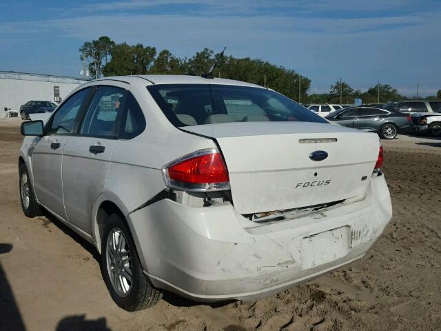 1FAHP35N09W241853 - 2009 FORD FOCUS SE WHITE photo 3