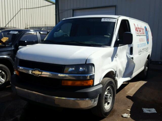 1GCWGFCA9D1128119 - 2013 CHEVROLET EXPRESS G2 WHITE photo 2