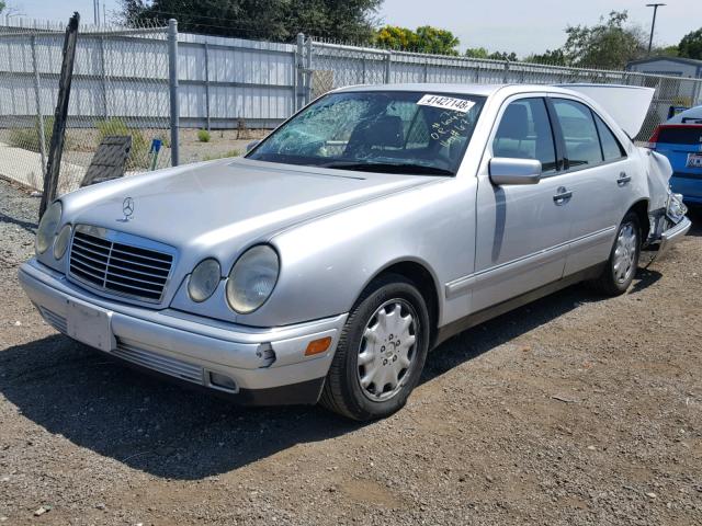 WDBJF55F4TJ019435 - 1996 MERCEDES-BENZ E 320 SILVER photo 2