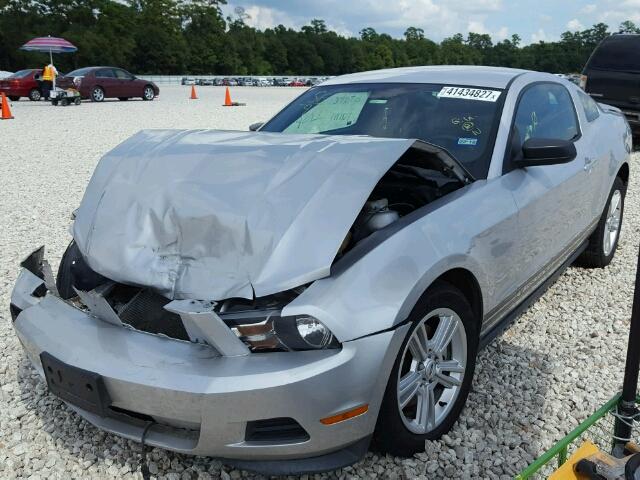 1ZVBP8AM9B5162278 - 2011 FORD MUSTANG SILVER photo 2