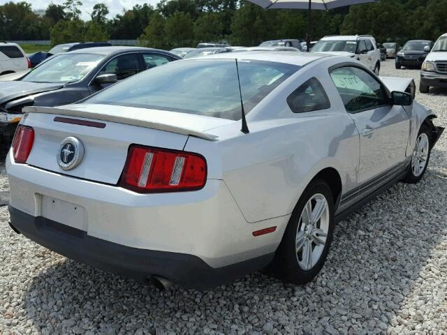 1ZVBP8AM9B5162278 - 2011 FORD MUSTANG SILVER photo 4