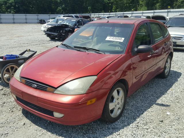 3FAFP37Z94R104915 - 2004 FORD FOCUS ZX5 RED photo 2