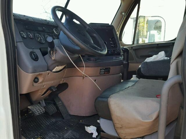 1FUJGLBG7CLBL7608 - 2012 FREIGHTLINER CASCADIA 1 WHITE photo 5