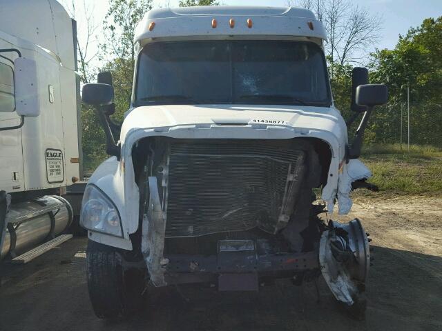 1FUJGLBG7CLBL7608 - 2012 FREIGHTLINER CASCADIA 1 WHITE photo 9