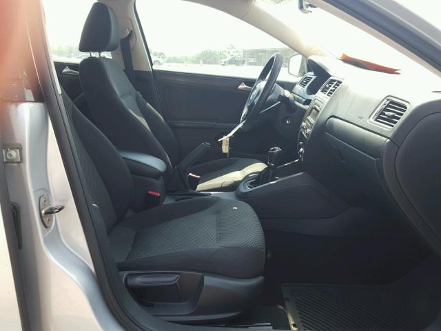 3VW1K7AJ8DM385886 - 2013 VOLKSWAGEN JETTA BASE 银色 照片 5