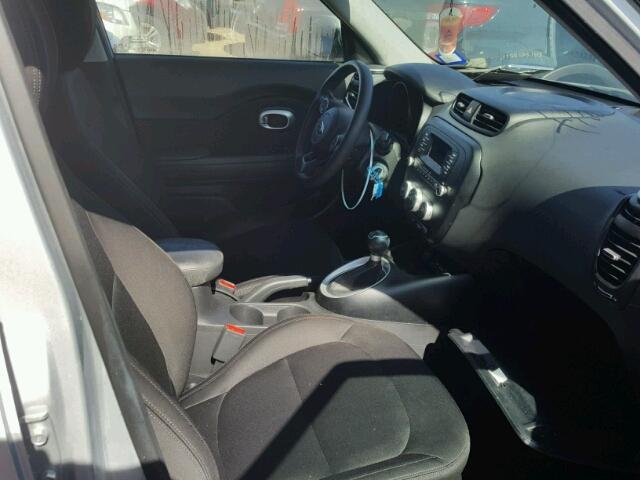 KNDJN2A28G7832107 - 2016 KIA SOUL SILVER photo 5