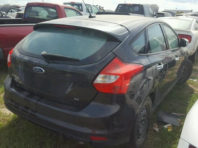 1FAHP3K23CL105428 - 2012 FORD FOCUS SE BLACK photo 4