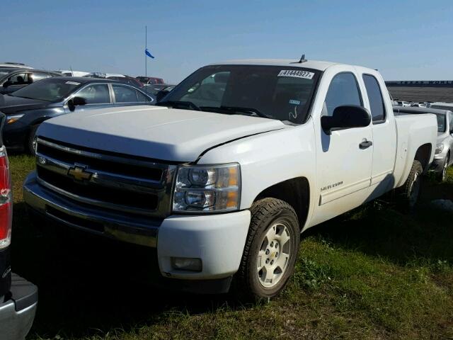 1GCRCSE02BZ434891 - 2011 CHEVROLET SILVERADO WHITE photo 2