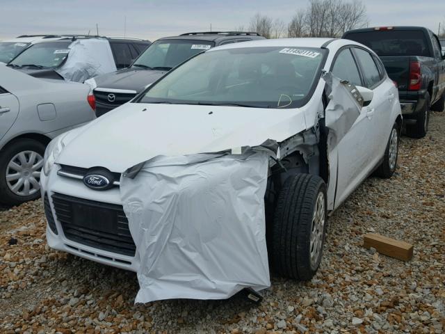 1FAHP3K20CL221945 - 2012 FORD FOCUS WHITE photo 2