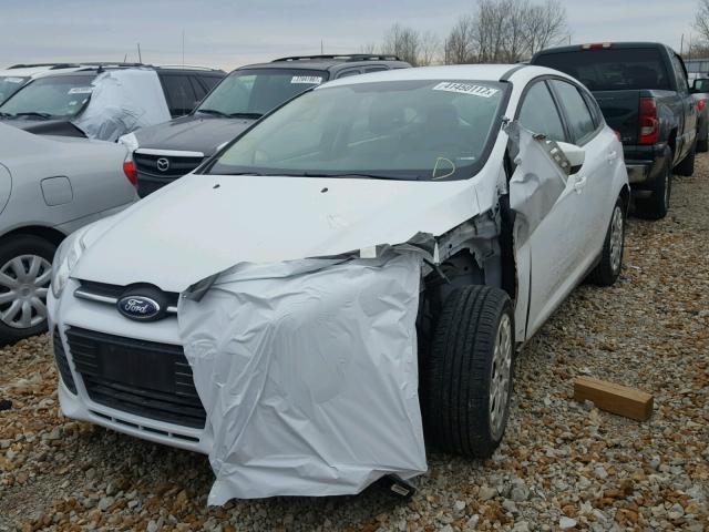 1FAHP3K20CL221945 - 2012 FORD FOCUS WHITE photo 5