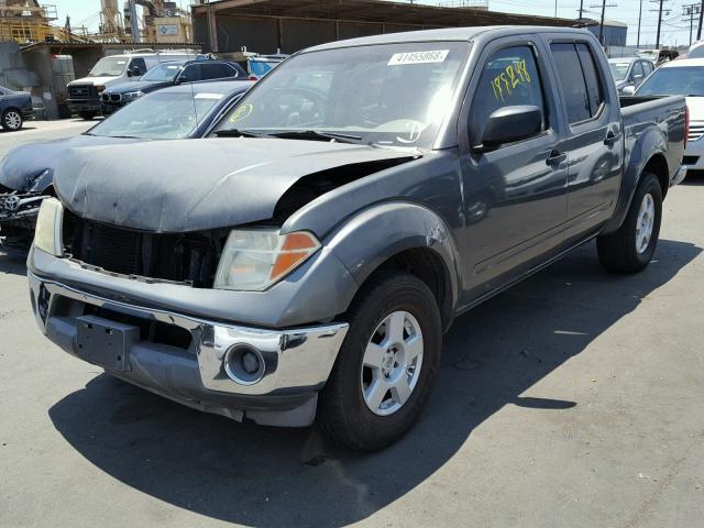 1N6AD07U86C441302 - 2006 NISSAN FRONTIER C GRAY photo 2