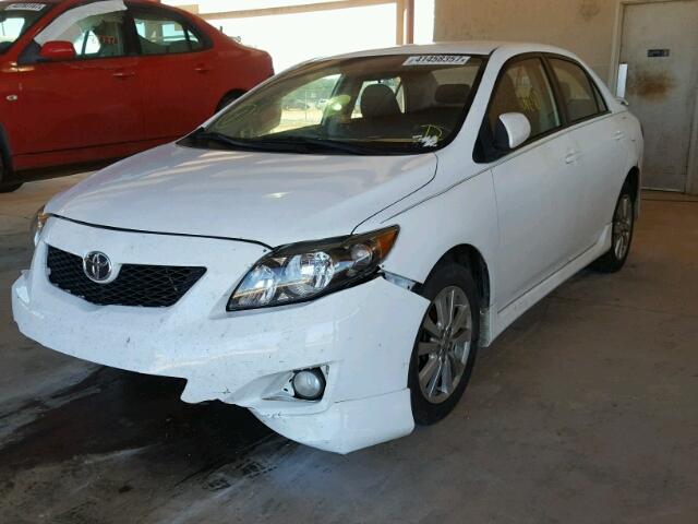 1NXBU40E59Z084088 - 2009 TOYOTA COROLLA BA WHITE photo 2